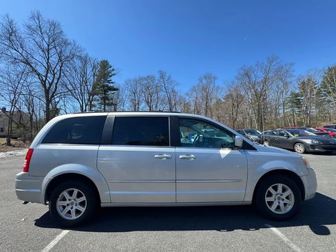 Used 2010 Chrysler Town & Country Touring image 4