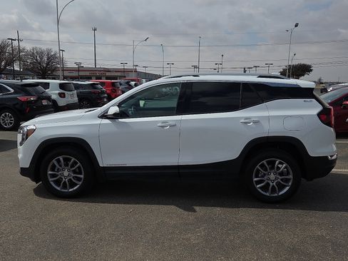 Used 2024 GMC Terrain SLT image 2