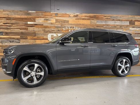 Used 2023 Jeep Grand Cherokee L Limited w/ Luxury Tech Group II image 16