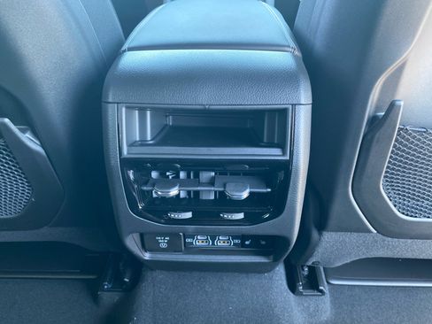 Used 2024 Jeep Grand Cherokee Limited image 7