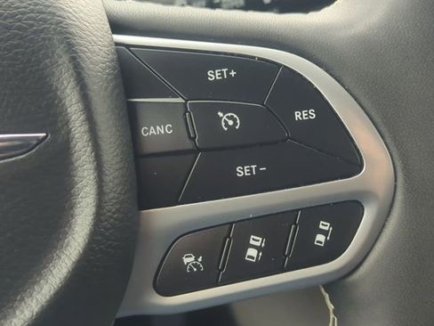 Used 2024 Chrysler Pacifica Touring-L FWD image 14