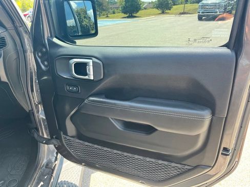 Used 2020 Jeep Gladiator Overland AWD/4WD image 11