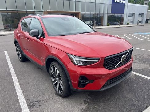 Used 2024 Volvo XC40 B5 Plus w/ Climate Package AWD/4WD image 3