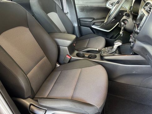 Used 2025 Kia Soul LX w/ LX Technology Package FWD image 34