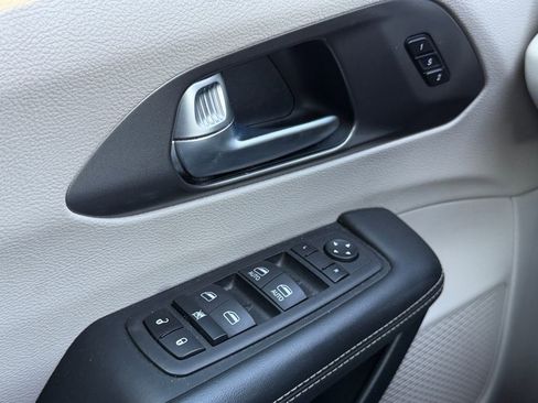 Used 2023 Chrysler Pacifica Touring-L FWD image 21