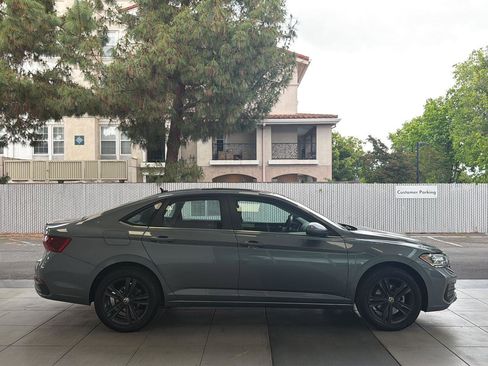 Certified 2023 Volkswagen Jetta SE w/ Panoramic Sunroof Package FWD image 6