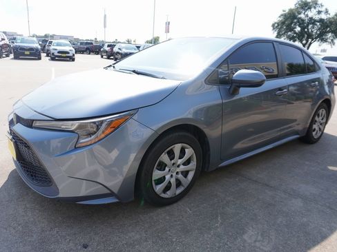 Used 2020 Toyota Corolla LE image 3