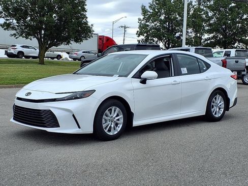 New 2025 Toyota Camry LE image 2