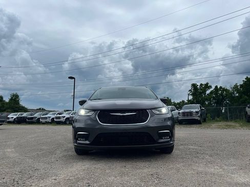 Used 2023 Chrysler Pacifica Touring-L FWD image 3
