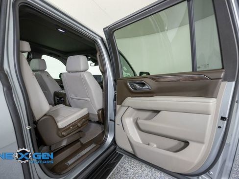 Used 2023 Chevrolet Suburban LT w/ Luxury Package AWD/4WD image 35