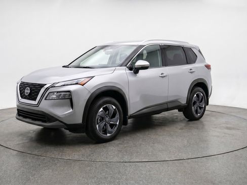 Used 2025 Nissan Rogue SV FWD image 3