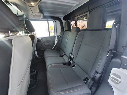 Used 2025 Jeep Gladiator Sport AWD/4WD image 16