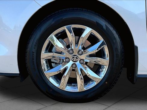Certified 2022 Toyota Sienna Limited FWD image 10