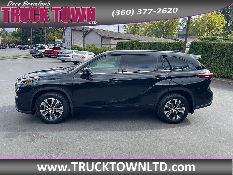 Used 2021 Toyota Highlander XLE AWD/4WD image 2