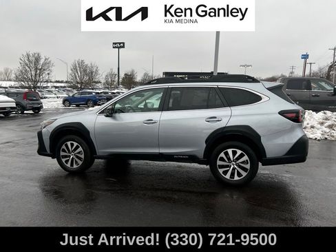 Used 2023 Subaru Outback Premium image 8