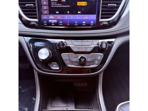 Used 2025 Chrysler Pacifica Limited FWD image 14