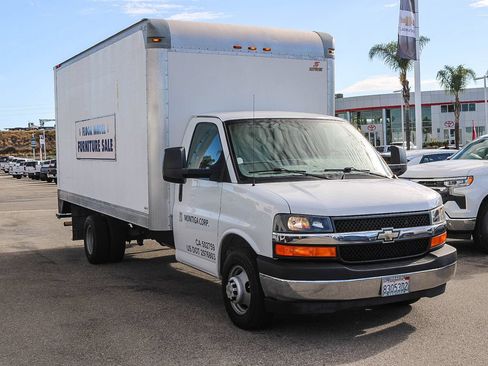 Used 2017 Chevrolet Express 3500 Extended w/ Chrome Appearance Package RWD image 3