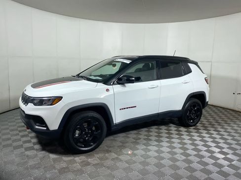 Used 2023 Jeep Compass Trailhawk image 11