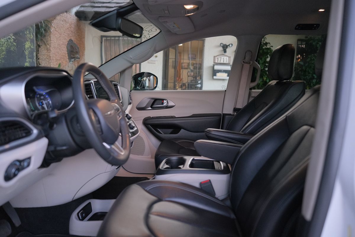 Used 2024 Chrysler Pacifica Touring-L FWD image 12