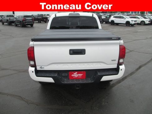 Used 2019 Toyota Tacoma TRD Off-Road AWD/4WD image 7