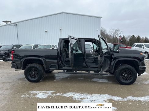 Used 2024 Chevrolet Silverado 2500 ZR2 w/ Technology Package image 32