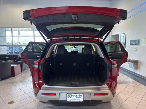 Used 2023 Nissan Pathfinder SL AWD/4WD image 13