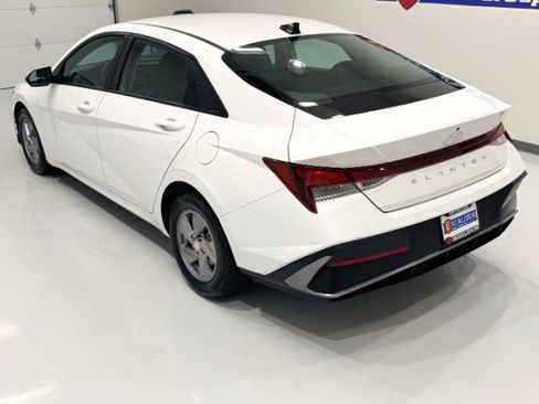 Used 2024 Hyundai Elantra SE FWD image 5