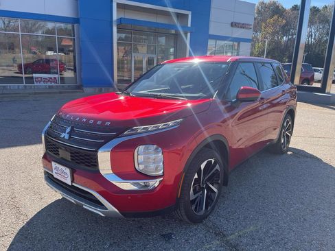 Used 2024 Mitsubishi Outlander SE image 2