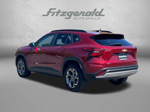 Used 2025 Chevrolet Trax LT FWD image 8
