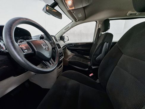 Used 2018 Dodge Grand Caravan SE FWD image 19