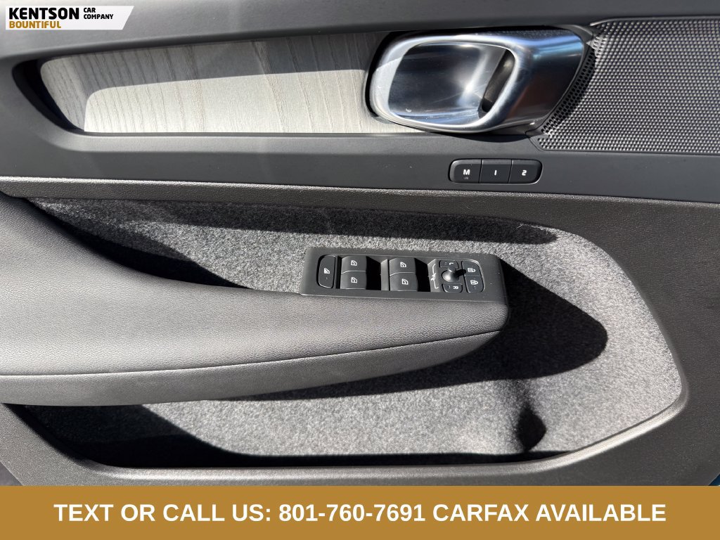 Used 2025 Volvo XC40 B5 Plus AWD/4WD image 19