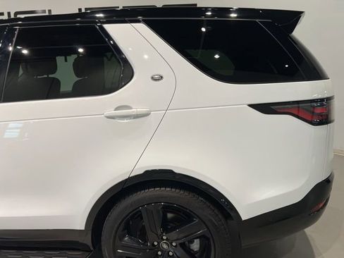 Used 2024 Land Rover Discovery Dynamic SE image 10