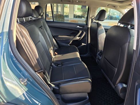 Used 2020 Volkswagen Tiguan SE w/ Panoramic Sunroof Package image 28