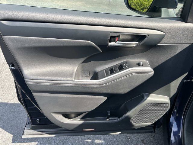 Used 2023 Toyota Highlander XLE FWD image 24