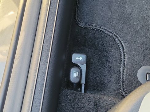 Used 2025 Hyundai Elantra Limited image 16