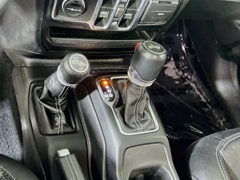 Used 2023 Jeep Wrangler Unlimited Sahara AWD/4WD image 17