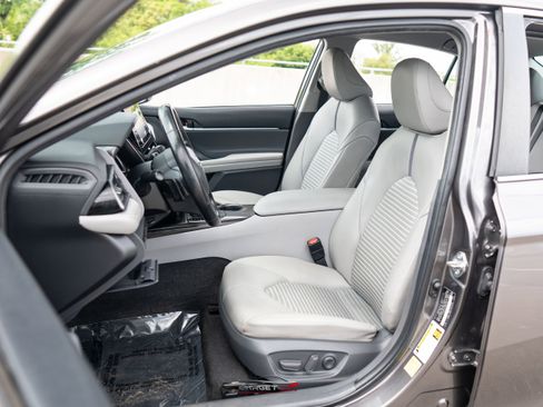 Used 2021 Toyota Camry SE FWD image 16