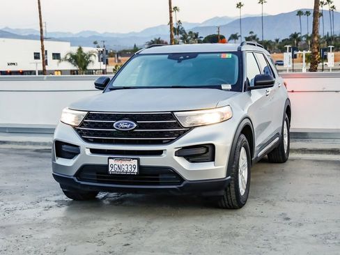 Used 2020 Ford Explorer XLT image 3