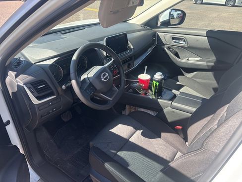 Used 2025 Nissan Rogue SV image 4