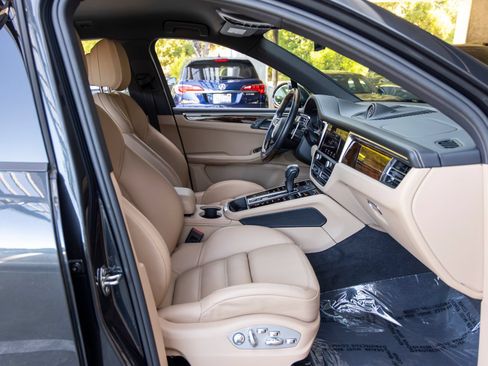 Certified 2023 Porsche Macan AWD/4WD image 65