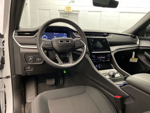 New 2025 Jeep Grand Cherokee Laredo image 9