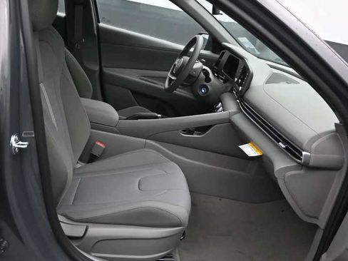 New 2026 Hyundai Elantra SE FWD image 11