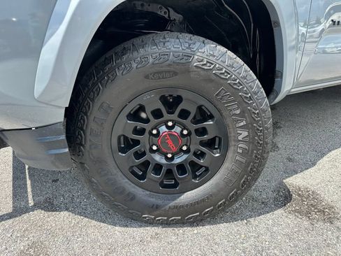 Used 2021 Toyota Tacoma SR5 AWD/4WD image 36