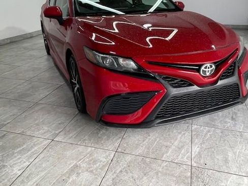 Used 2021 Toyota Camry SE image 3