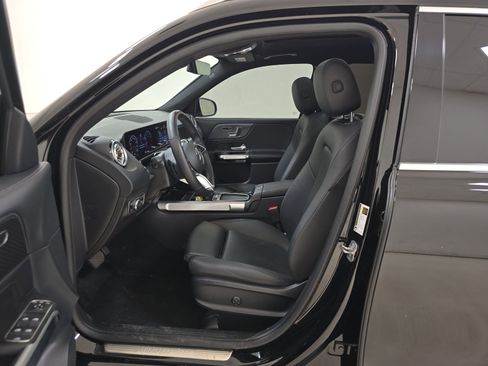 Used 2025 Mercedes-Benz GLB 250 image 3