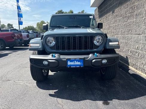 Used 2024 Jeep Wrangler Unlimited AWD/4WD image 3