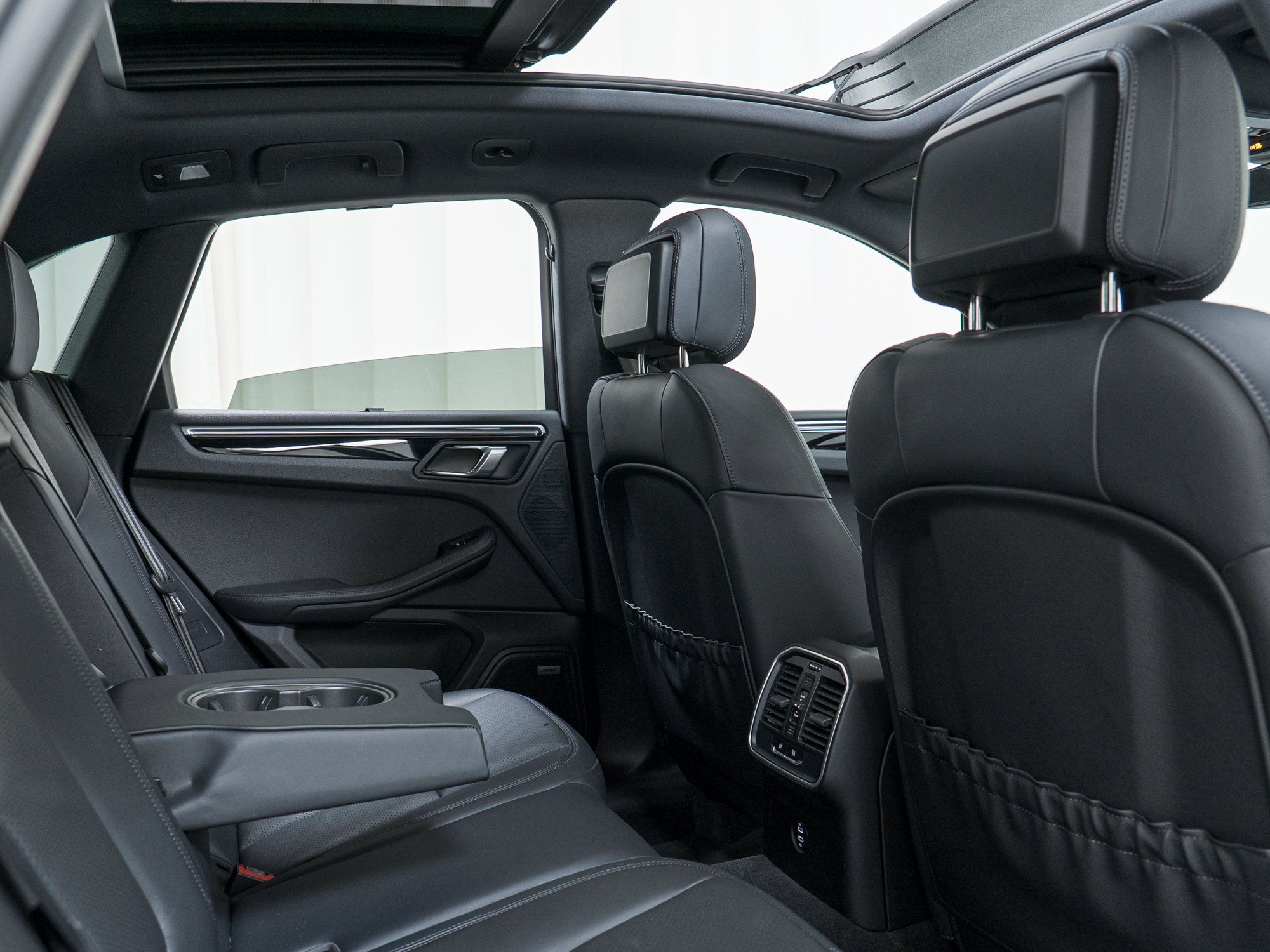 Certified 2023 Porsche Macan AWD/4WD image 27