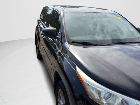 Used 2016 Toyota Highlander Plus FWD image 4