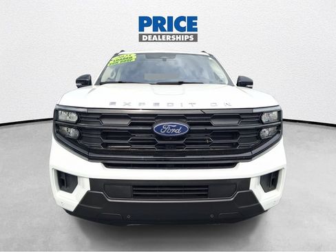 Used 2025 Ford Expedition Active AWD/4WD image 3