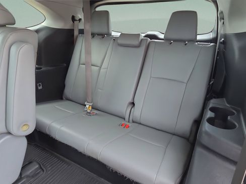 Used 2020 Toyota Highlander XLE AWD/4WD image 13